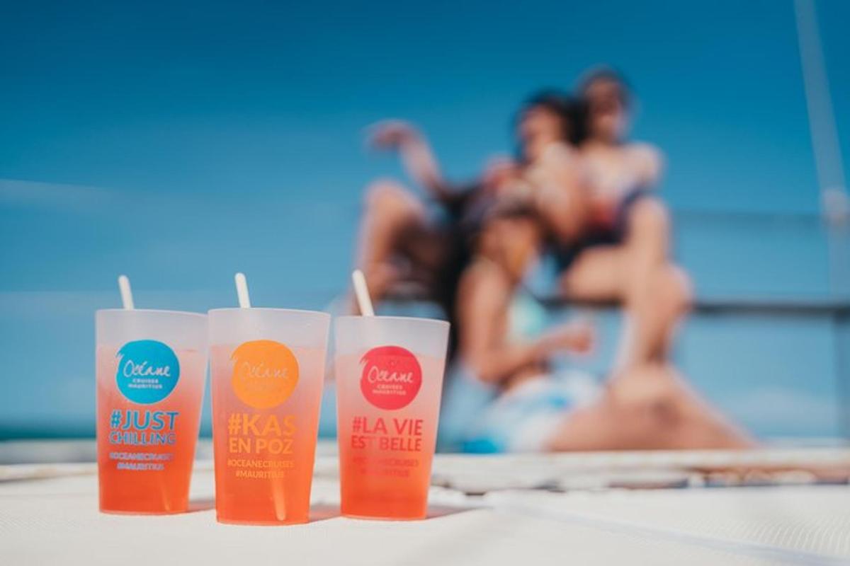 tre bicchieri di plastica appoggiati su un tavolo vicino a una piscina