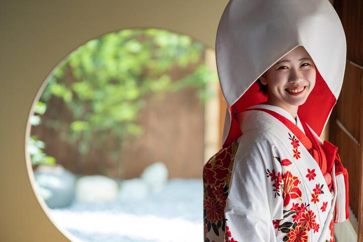 žena oblečená v japonském rouchu před zrcadlem
