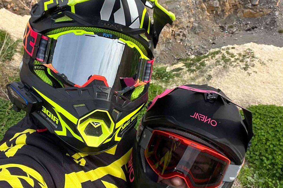 eine Person, die einen Motorradhelm und eine Sonnenbrille trägt