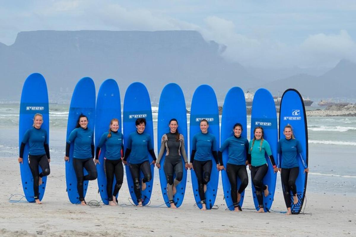 grupa ludzi stojąca przed deskami surfingowymi