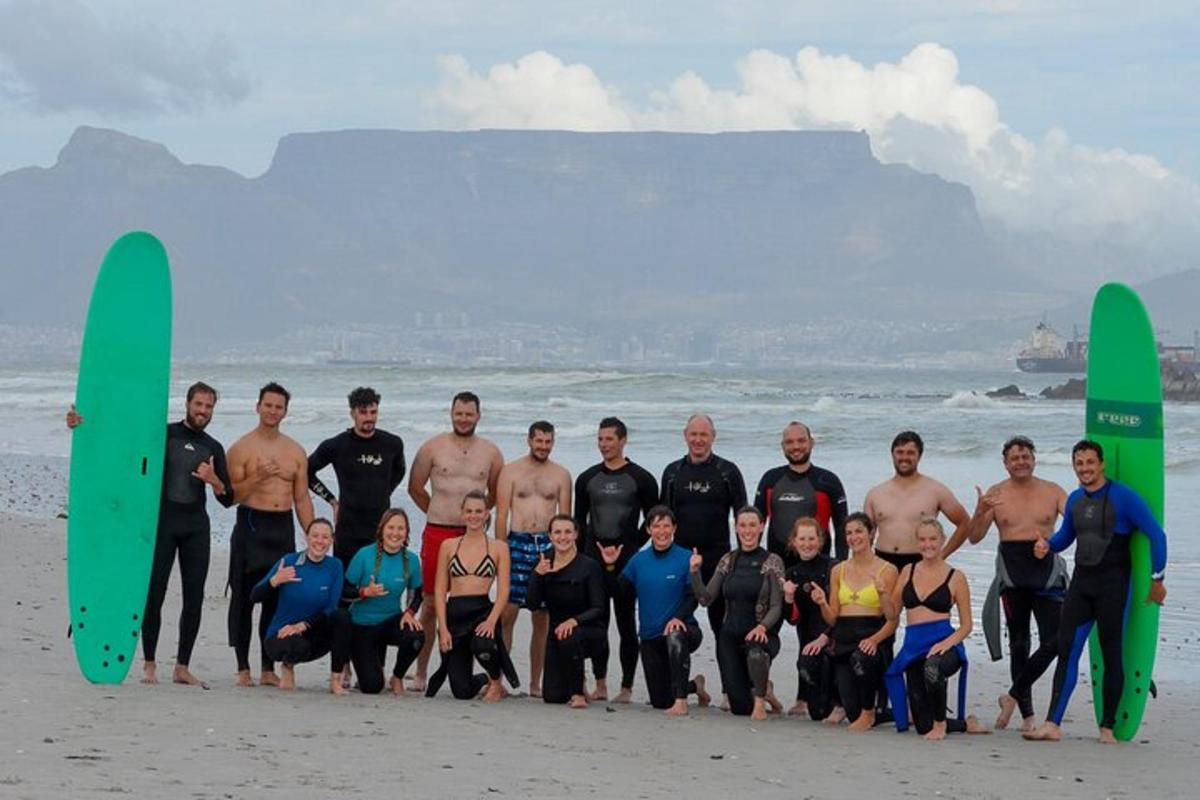un gruppo di persone in piedi sulla spiaggia con tavole da surf