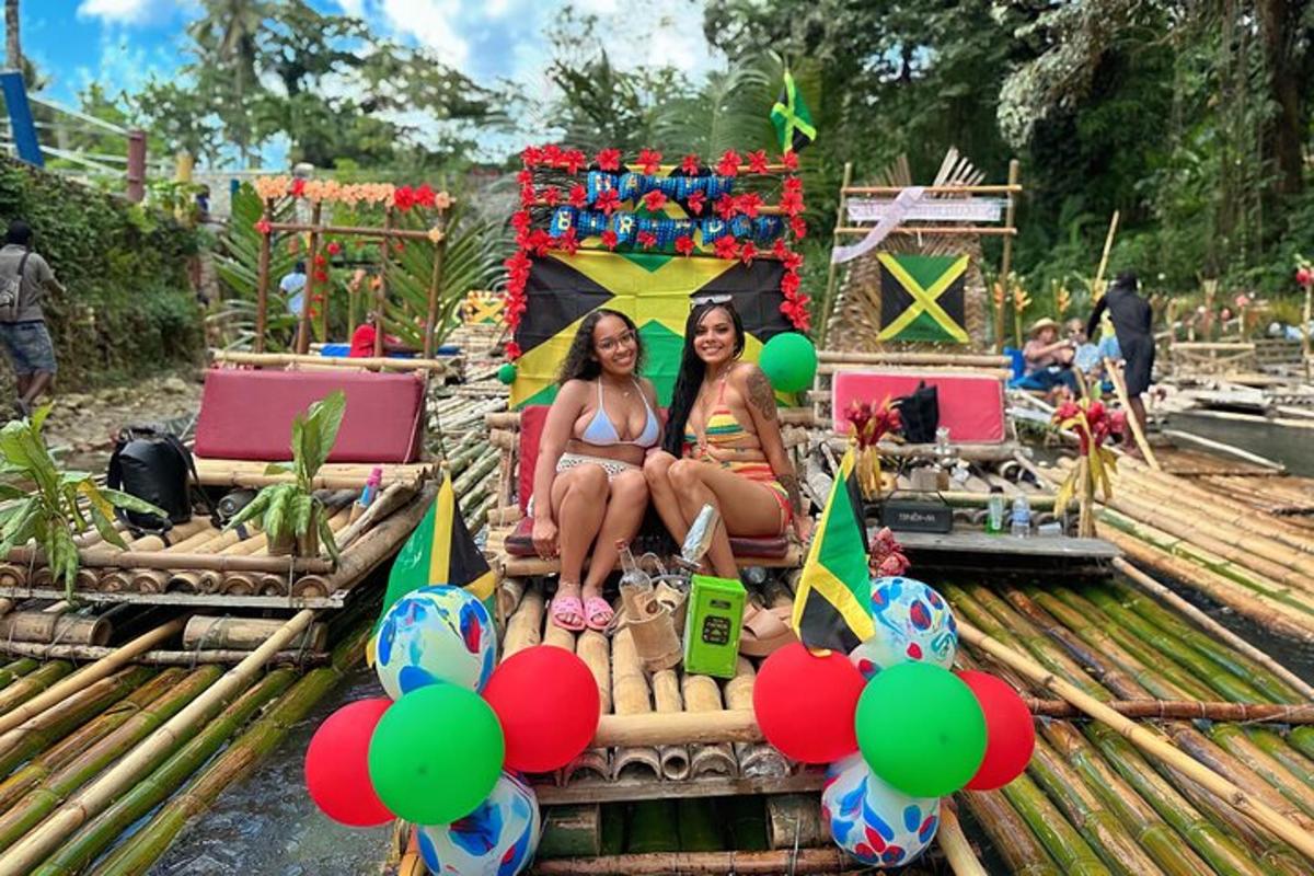 duas garotas sentadas em um trem em um carnaval