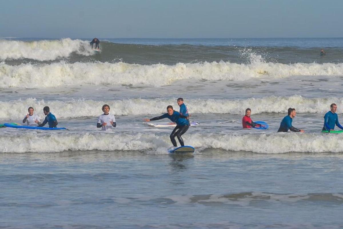 una persona che cavalca un'onda su una tavola da surf nell'oceano