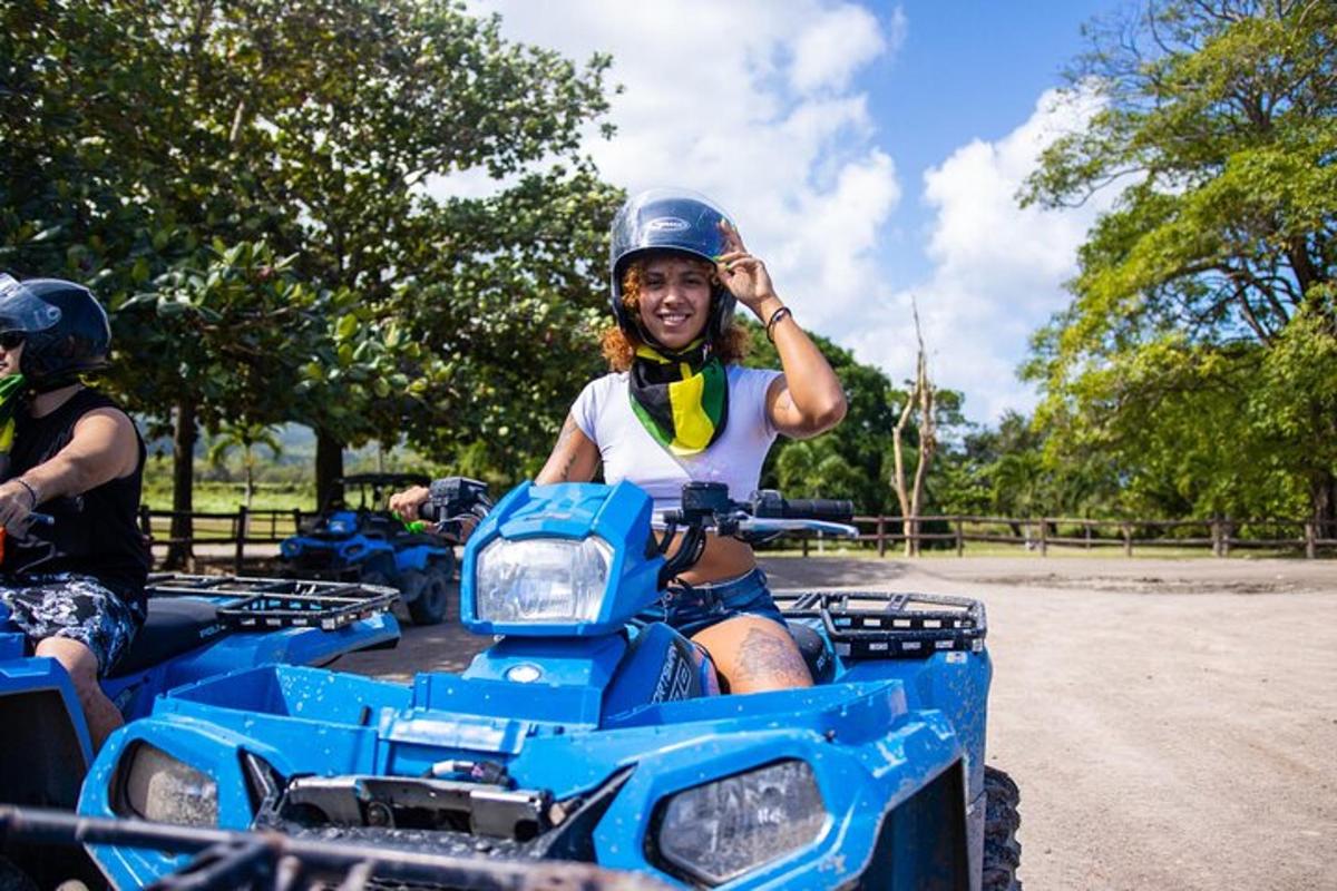 uma mulher está andando em um veículo de quatro rodas