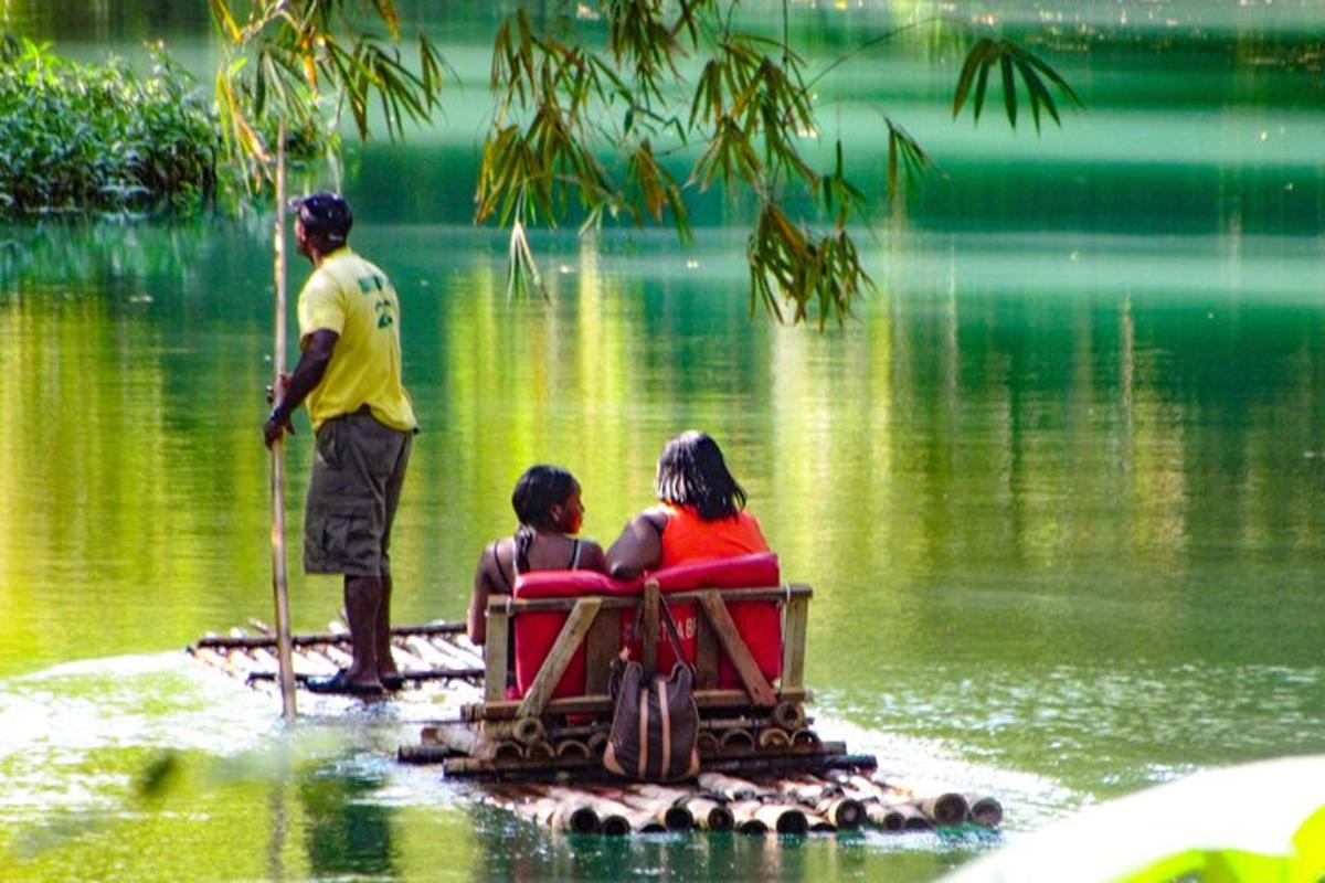 un grup de persones assegudes en un banc a l'aigua