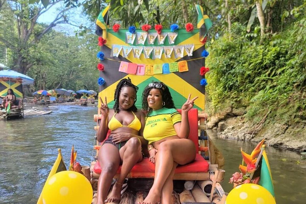 duas mulheres em trajes de banho sentadas em uma jangada na água