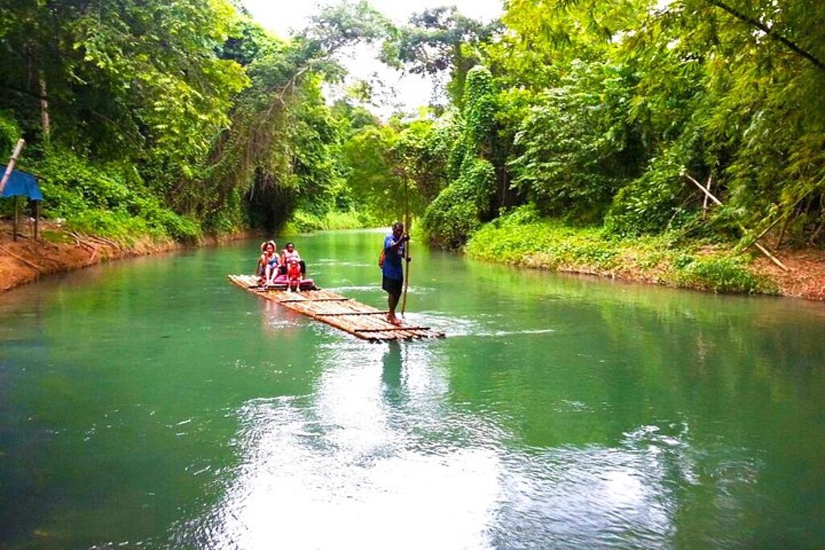 un grup de persones en una bassa de bambú en un riu