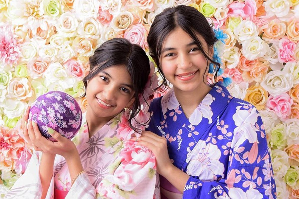 twee meisjes poseren voor een foto met een donut in hun handen