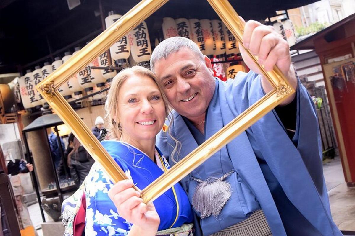 um homem e uma mulher segurando uma moldura