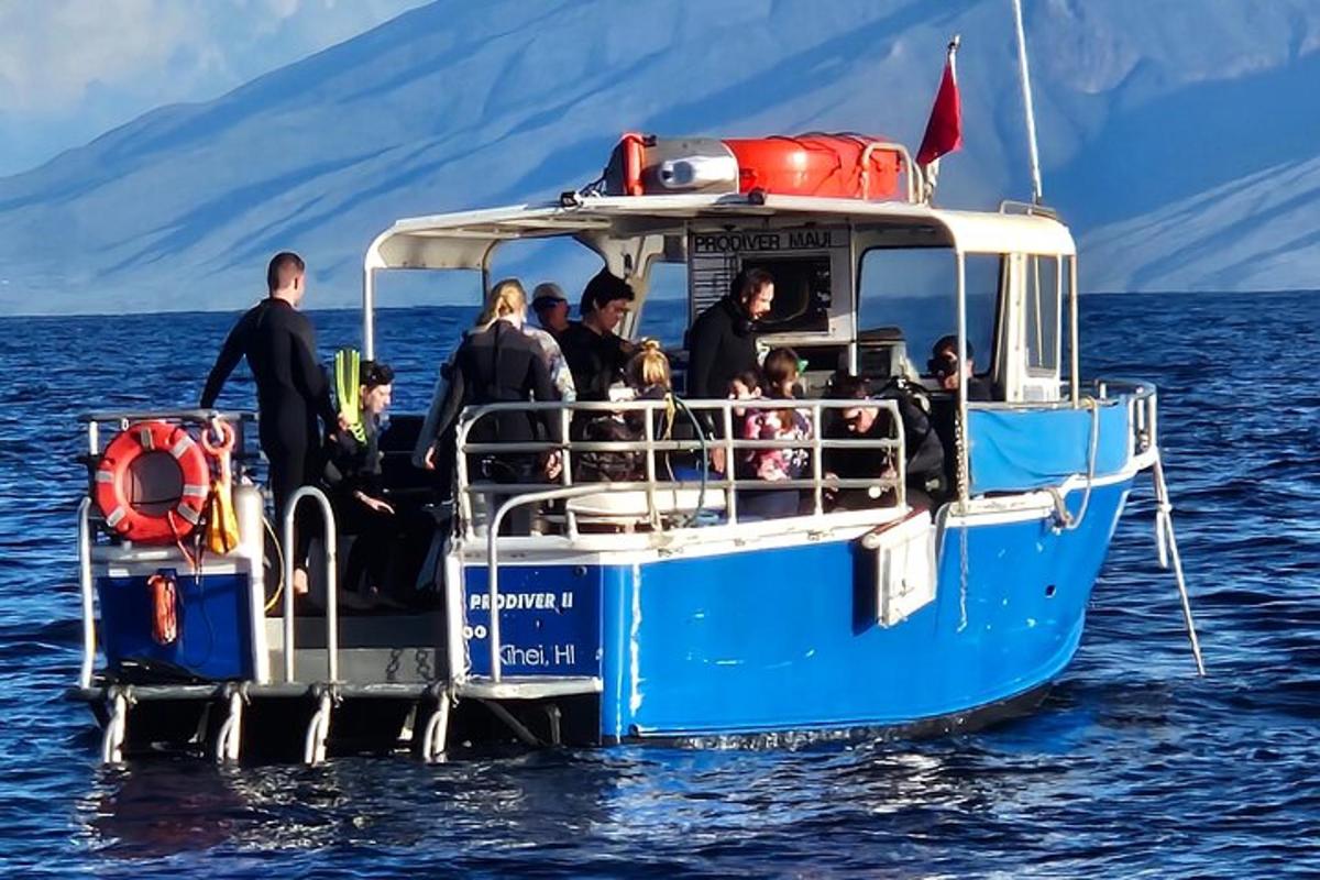 hópur fólks á bát í vatninu