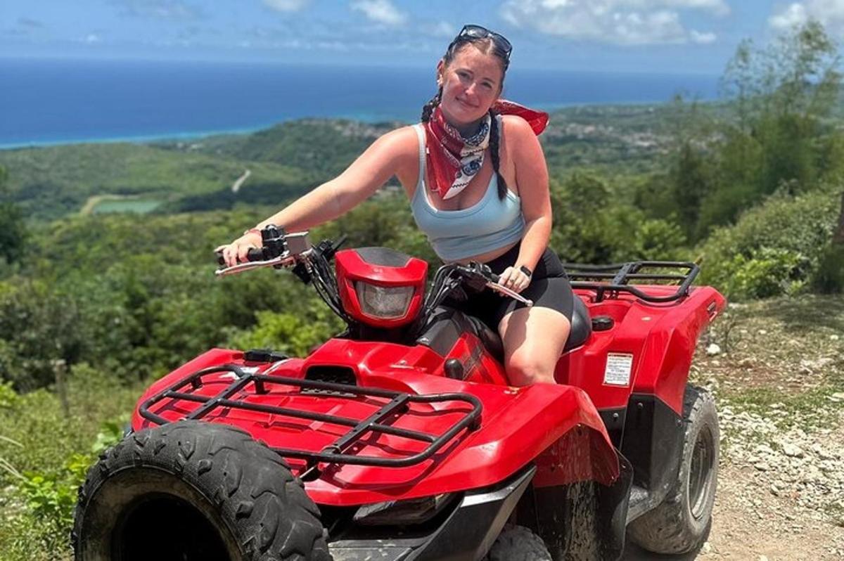 una dona que condueix un quad per una muntanya