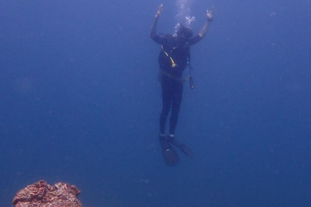 een persoon die in het water staat met zijn armen in de lucht