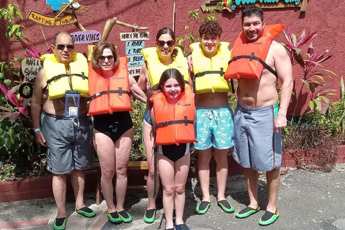 un gruppo di persone con giubbotti di salvataggio in posa per una foto