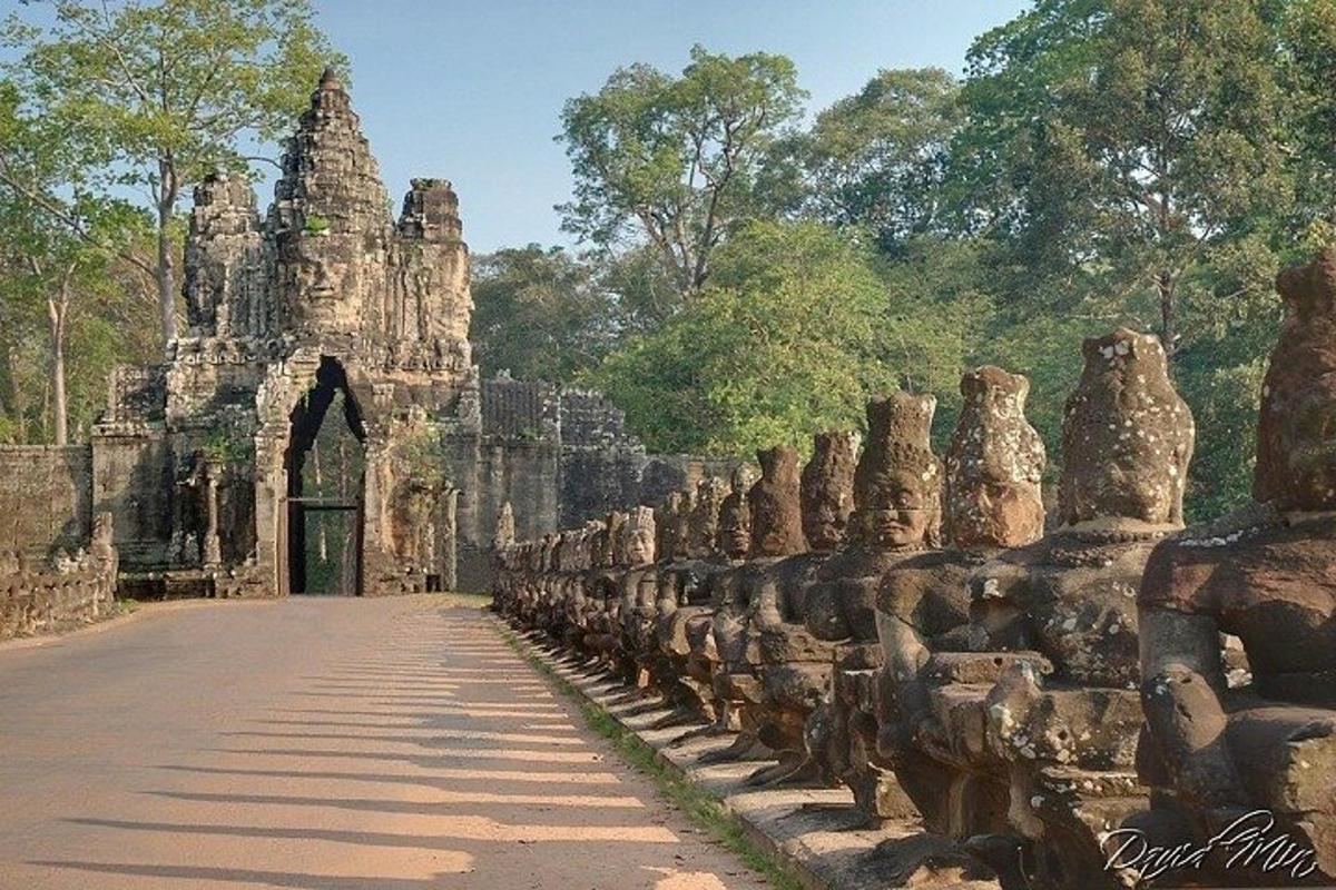 ประตูสู่อาคารโบราณที่มีซากหิน