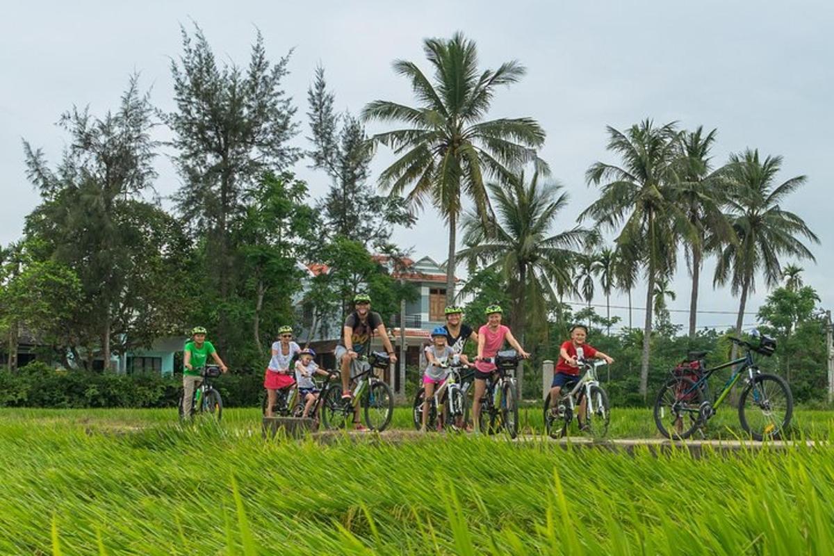 un gruppo di persone in bicicletta in un campo