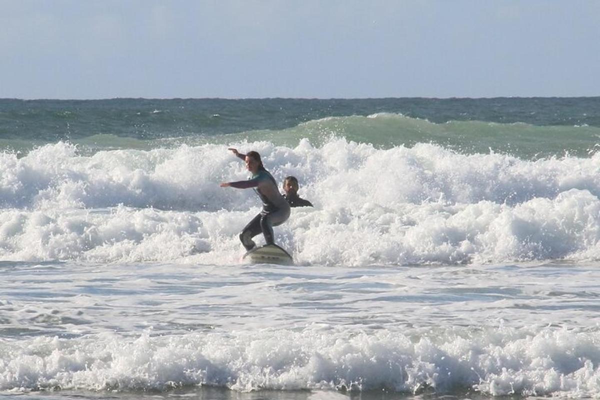 dwie osoby surfujące na falach w oceanie