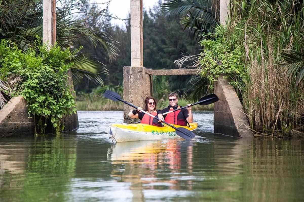 un uomo e una donna in kayak su un fiume