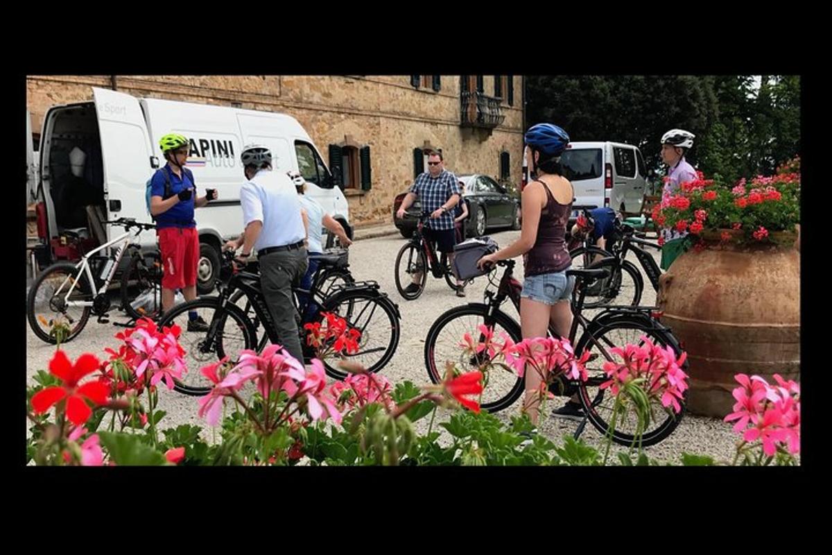 Un grupo de personas paradas con sus bicicletas