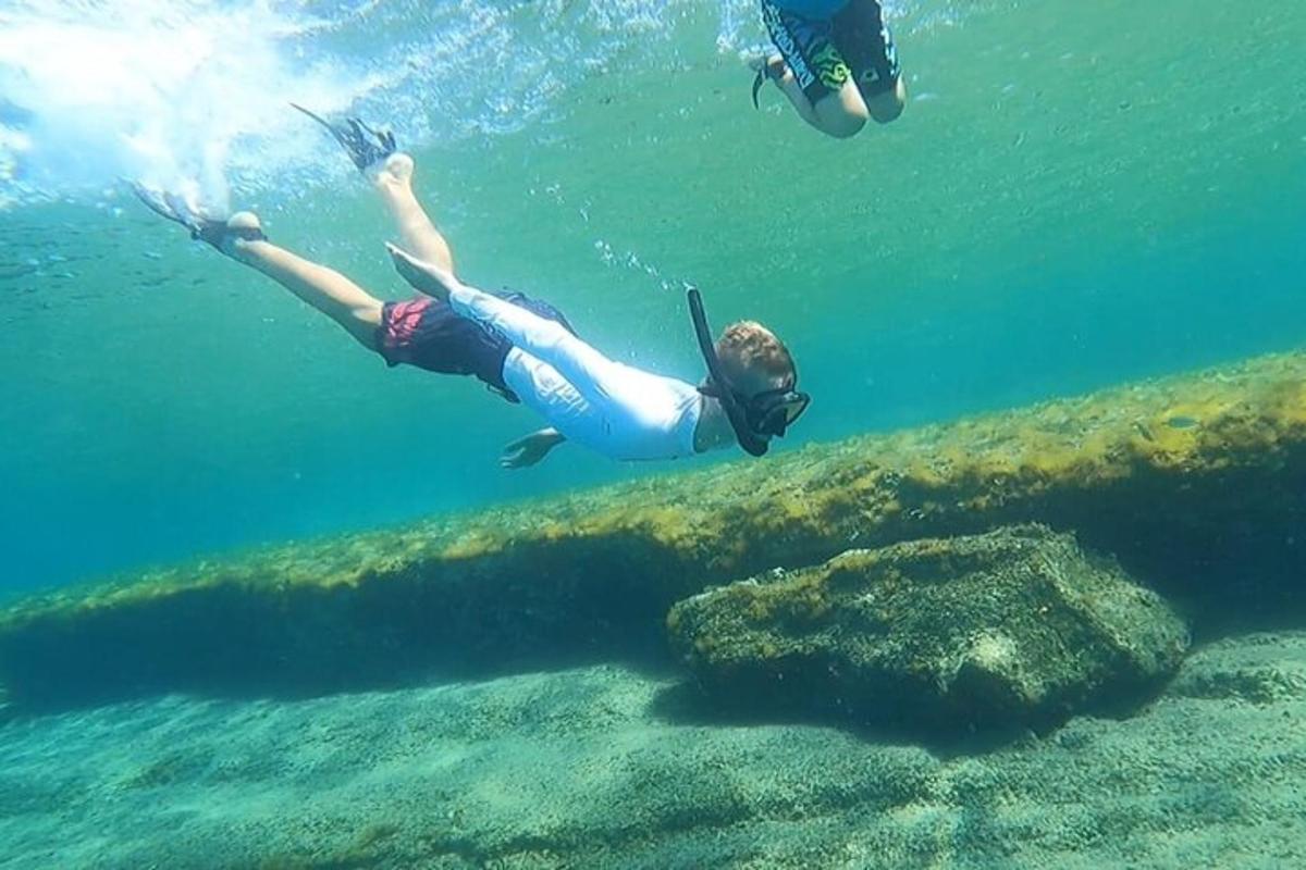 dos personas nadando en el agua del océano