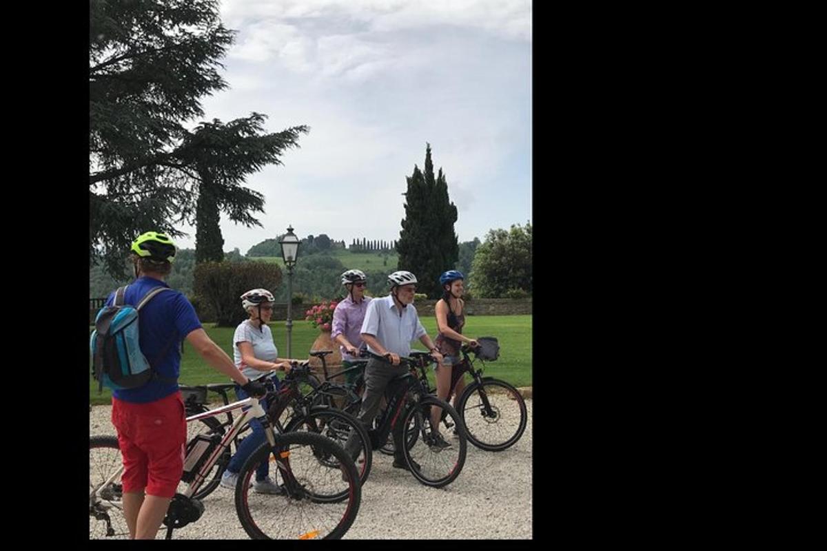 un grup de oameni care stau cu biciclete într-un parc