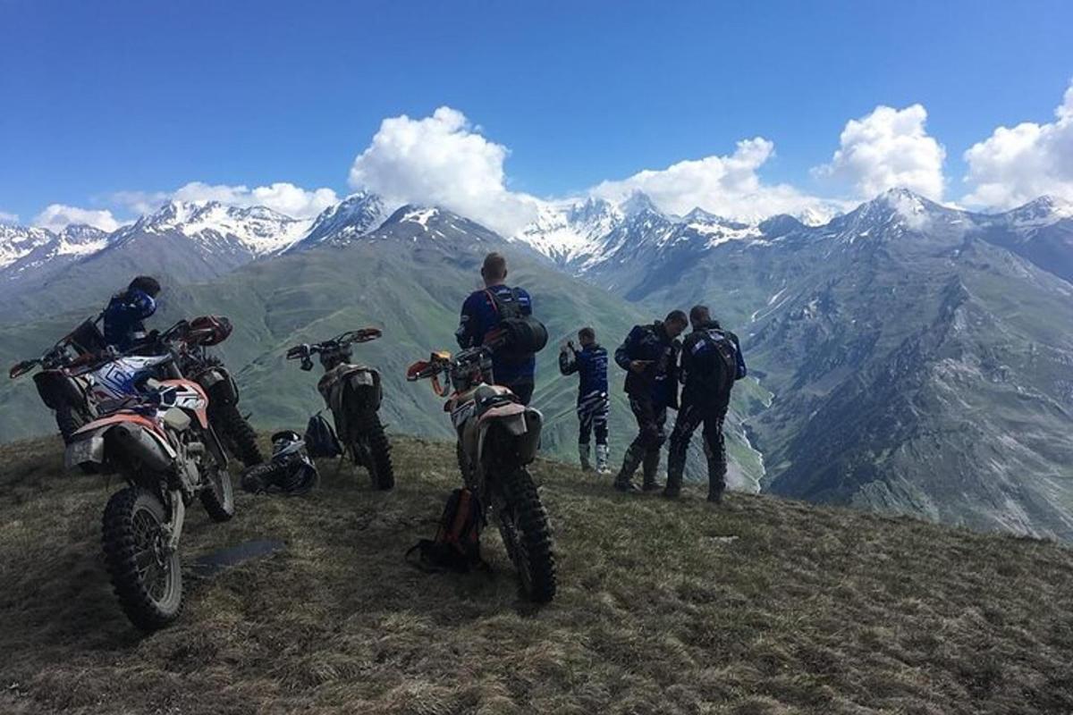 skupina motocyklů zaparkovaných na vrcholu hory