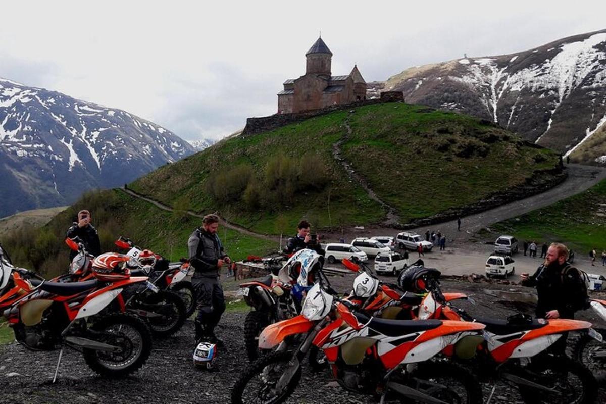 Skupina motocyklů zaparkovaných před hradem