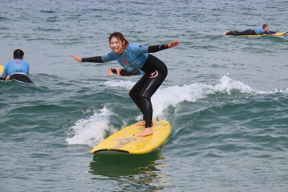 žena jedoucí na vlně na surfovém prkně v oceánu
