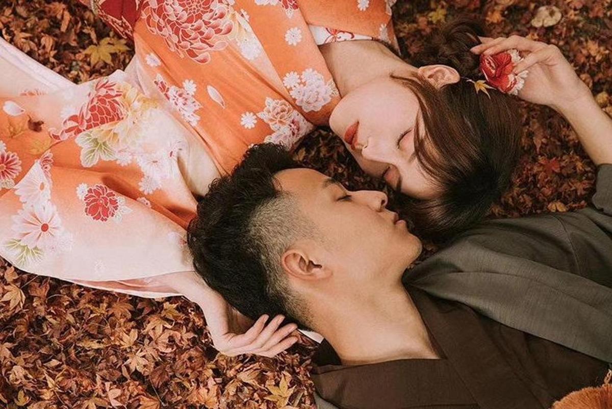 un uomo e una donna sdraiati uno accanto all'altro
