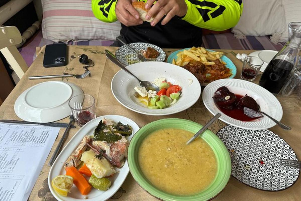 uma mesa com pratos de comida e uma tigela de sopa