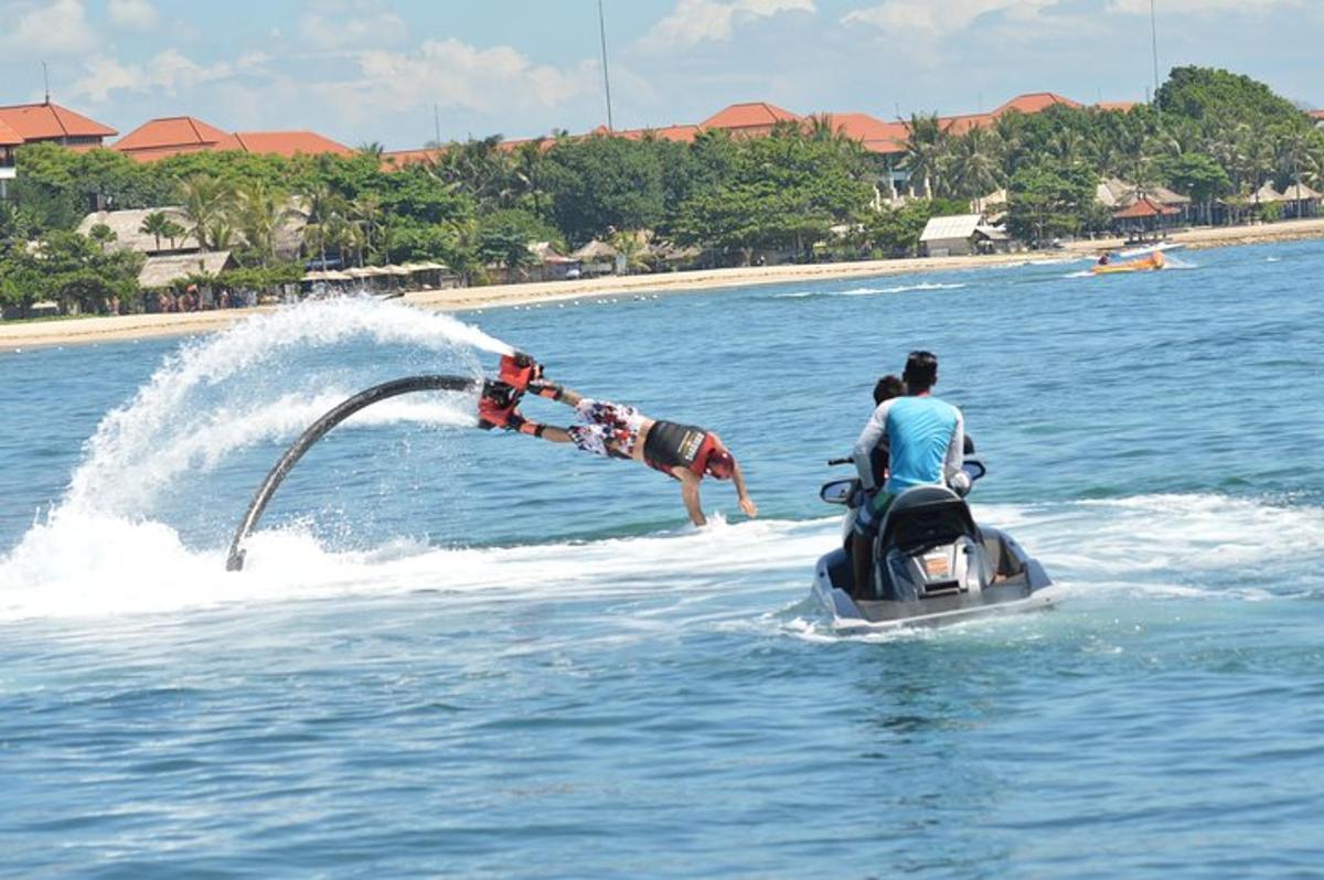 due persone su una moto d'acqua in acqua