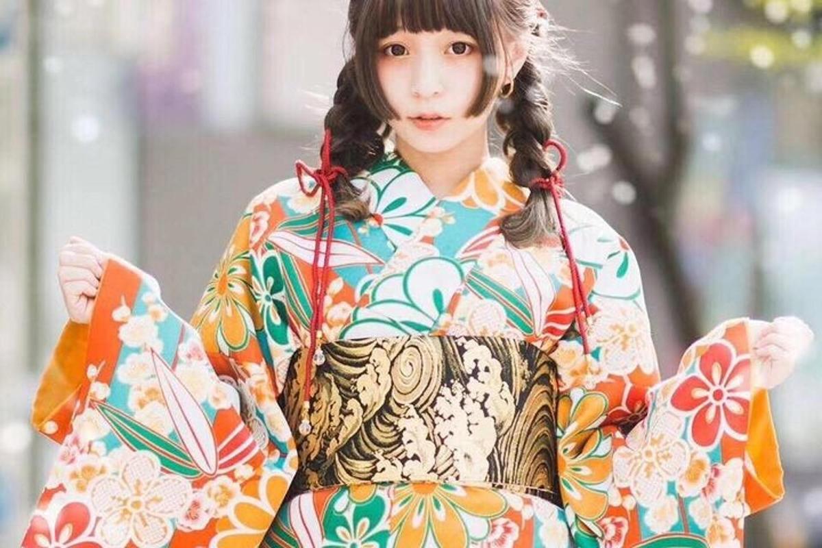sieviete kimono, kas tur rokās maku