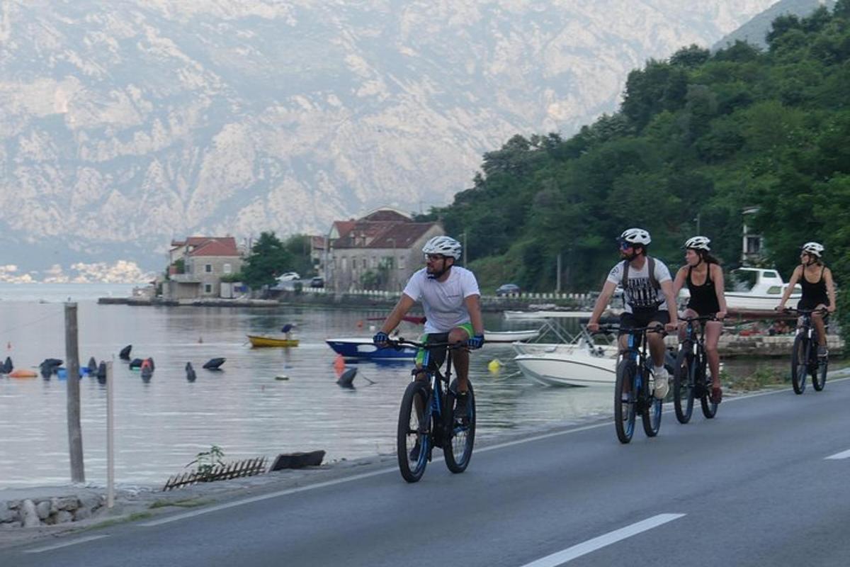 skupina ľudí jazdiacich na bicykloch po ceste