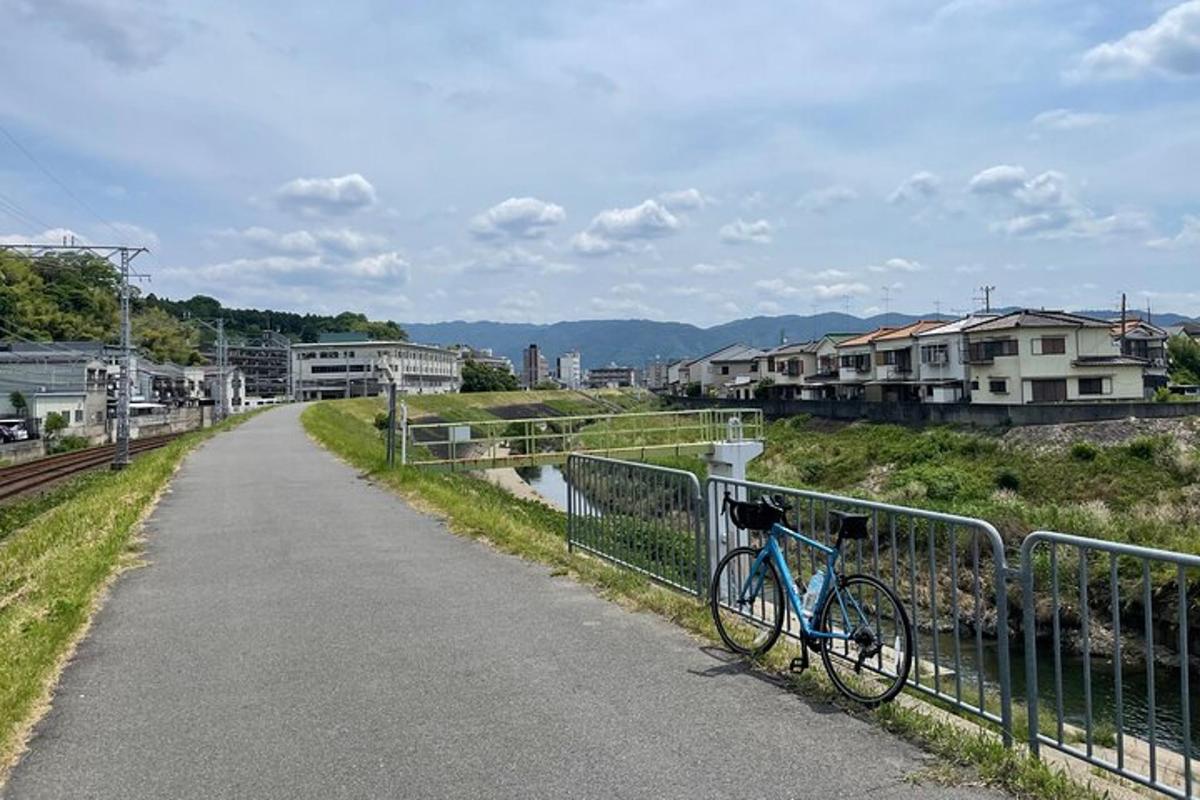 una bicicletta parcheggiata accanto a una recinzione su un sentiero