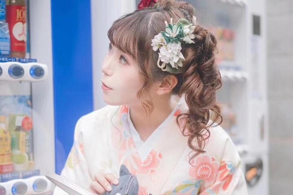 una giovane donna con un fiore tra i capelli