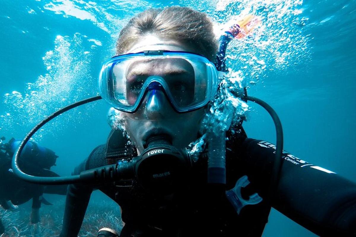 žmogus su snorkelio kauke yra po vandeniu