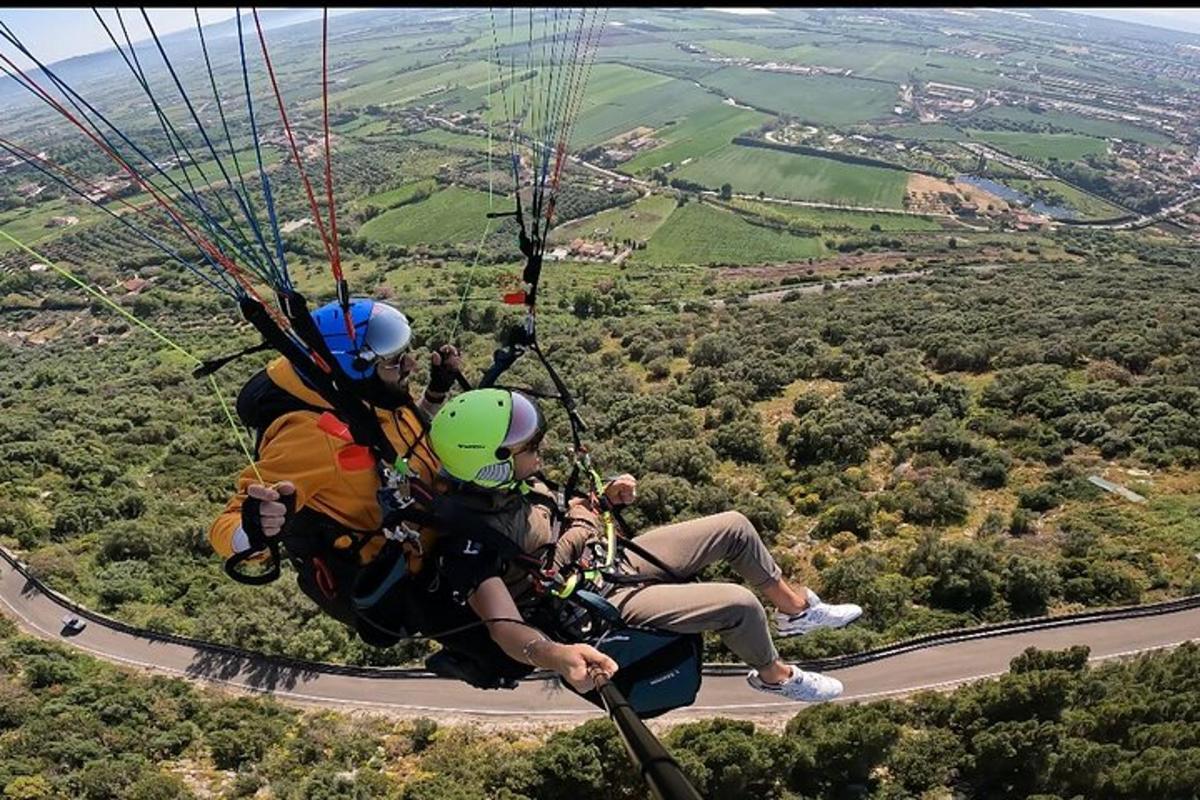 un grupo de personas viajando en un paracaídas