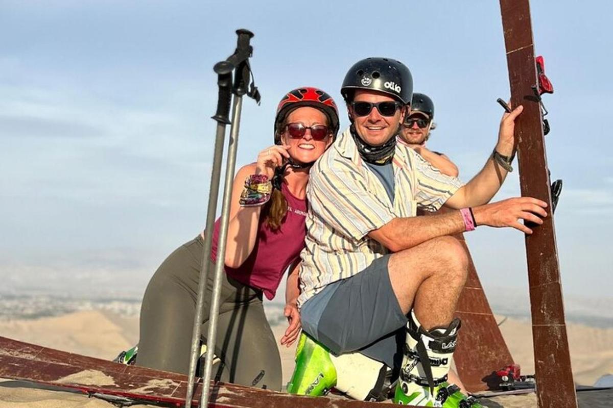 קבוצת אנשים יושבת על ראש הר