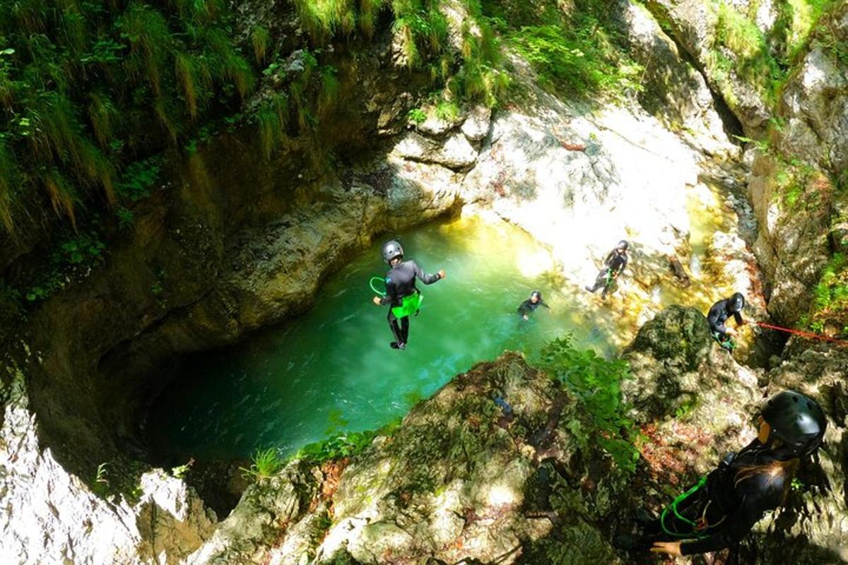 un uomo in piedi in una pozza d'acqua in una grotta