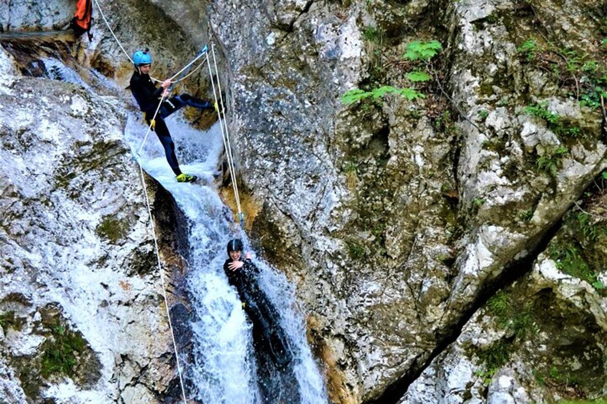 dues persones estan en una corda sobre una cascada