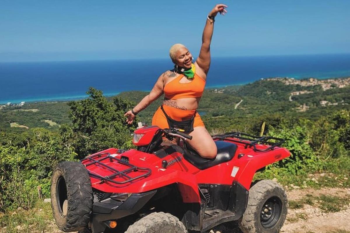 oranžis bikiinides naine istub ATV-l