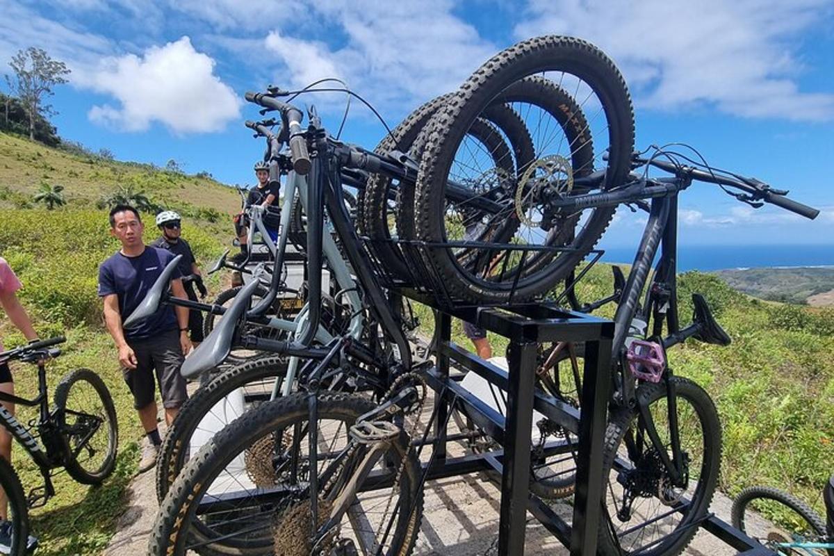 人々がいる丘の上のラックに置かれた自転車
