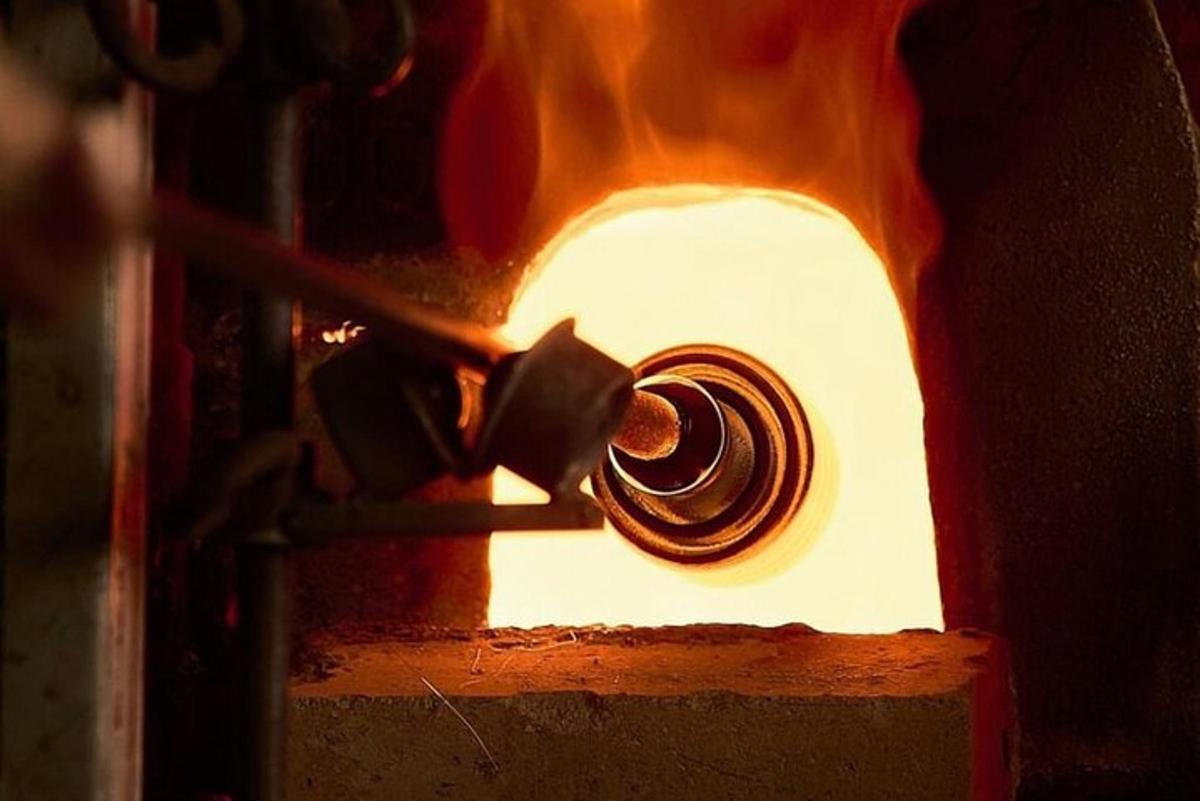 o bobină metalică este turnată într-un cuptor cu foc