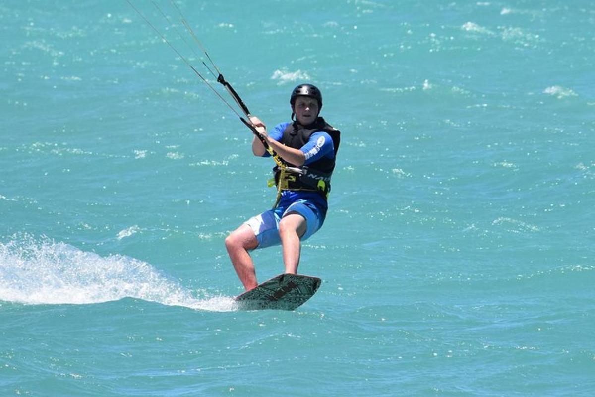 un uomo su una tavola da surf in acqua