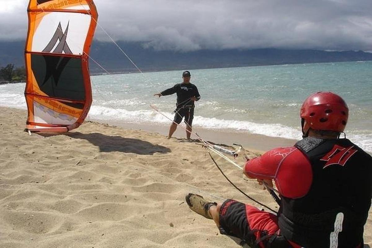 due uomini sulla spiaggia con un aquilone