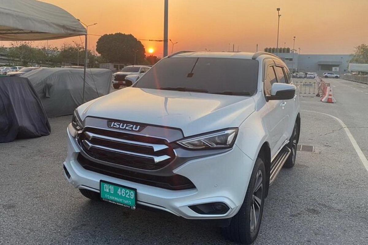 bílé SUV zaparkované na parkovišti