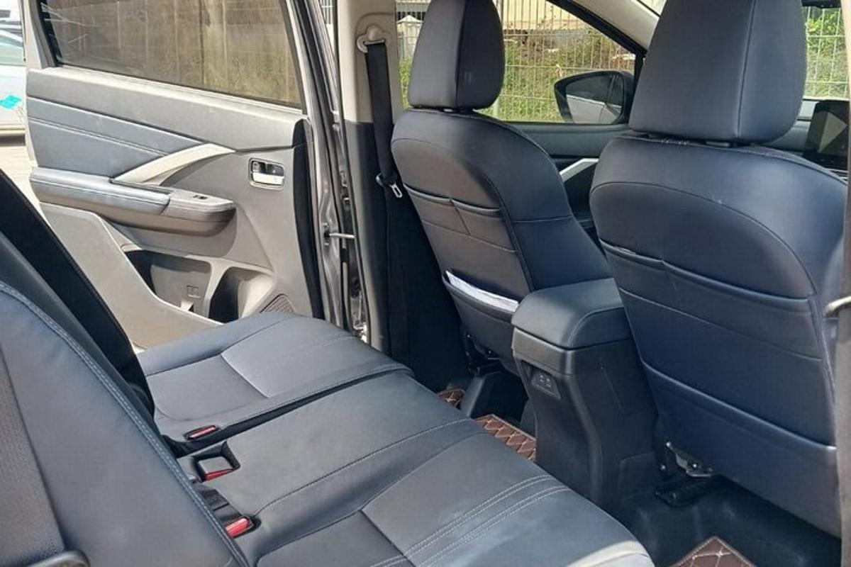 pohled na zadní sedadla minivanu