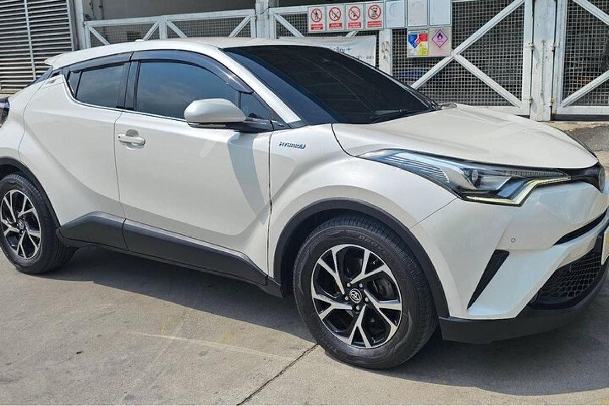 bílý lexusnoxruck zaparkovaný na parkovišti