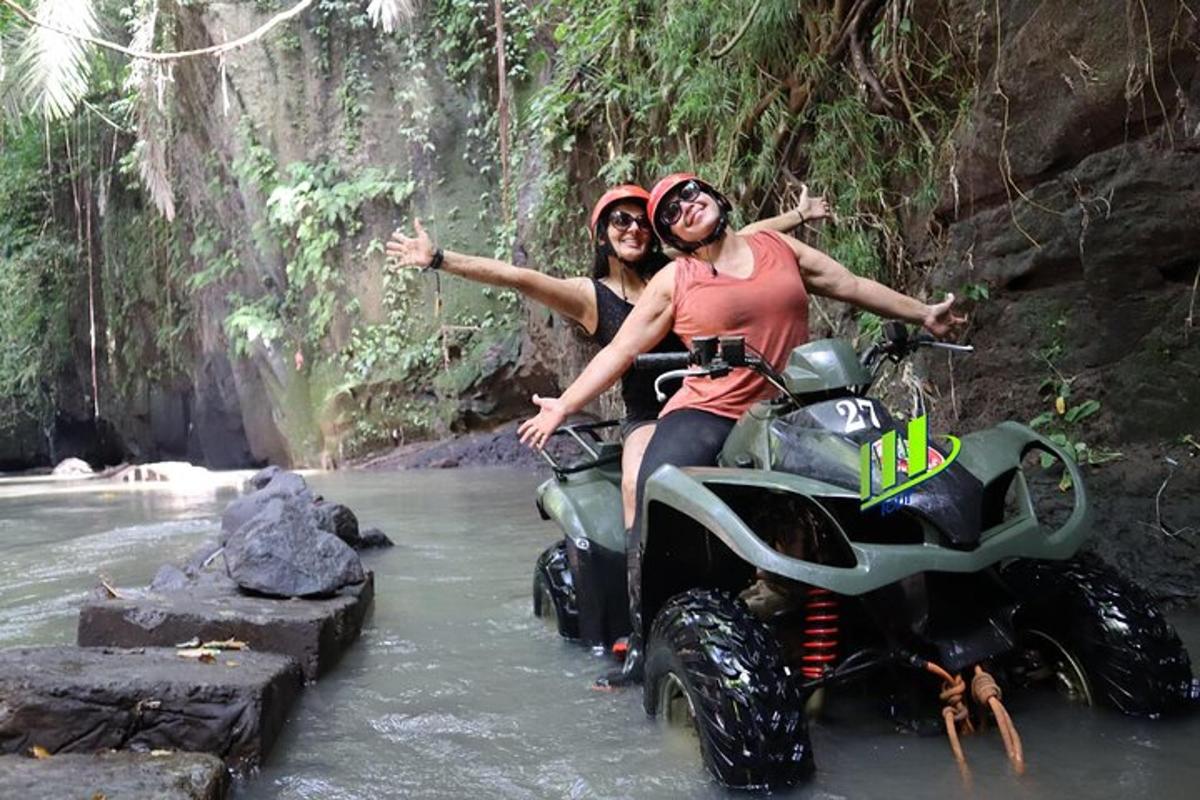 un uomo e una donna in quad attraverso un fiume
