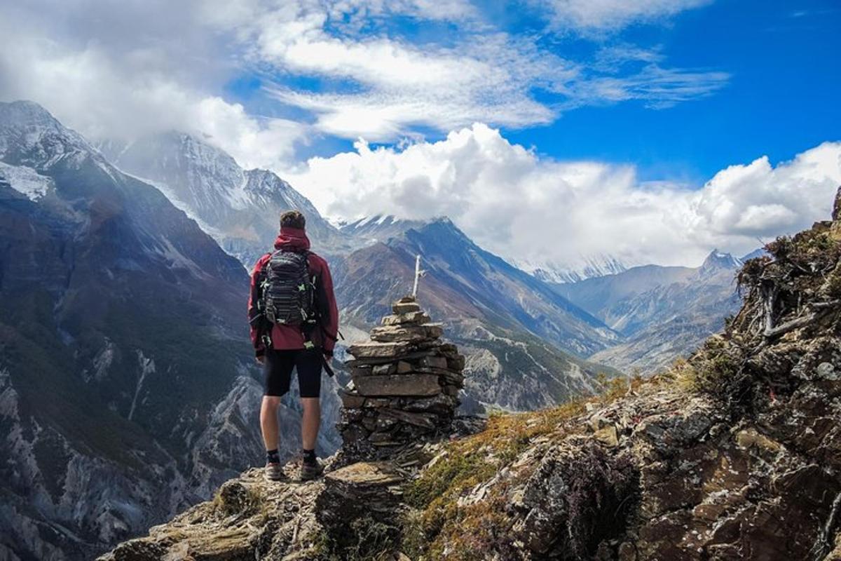 ein Mann, der auf einem Berggipfel steht