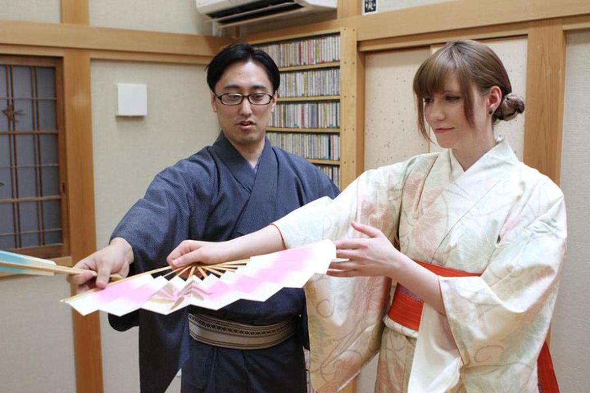 ein Mann und eine Frau im Kimono halten